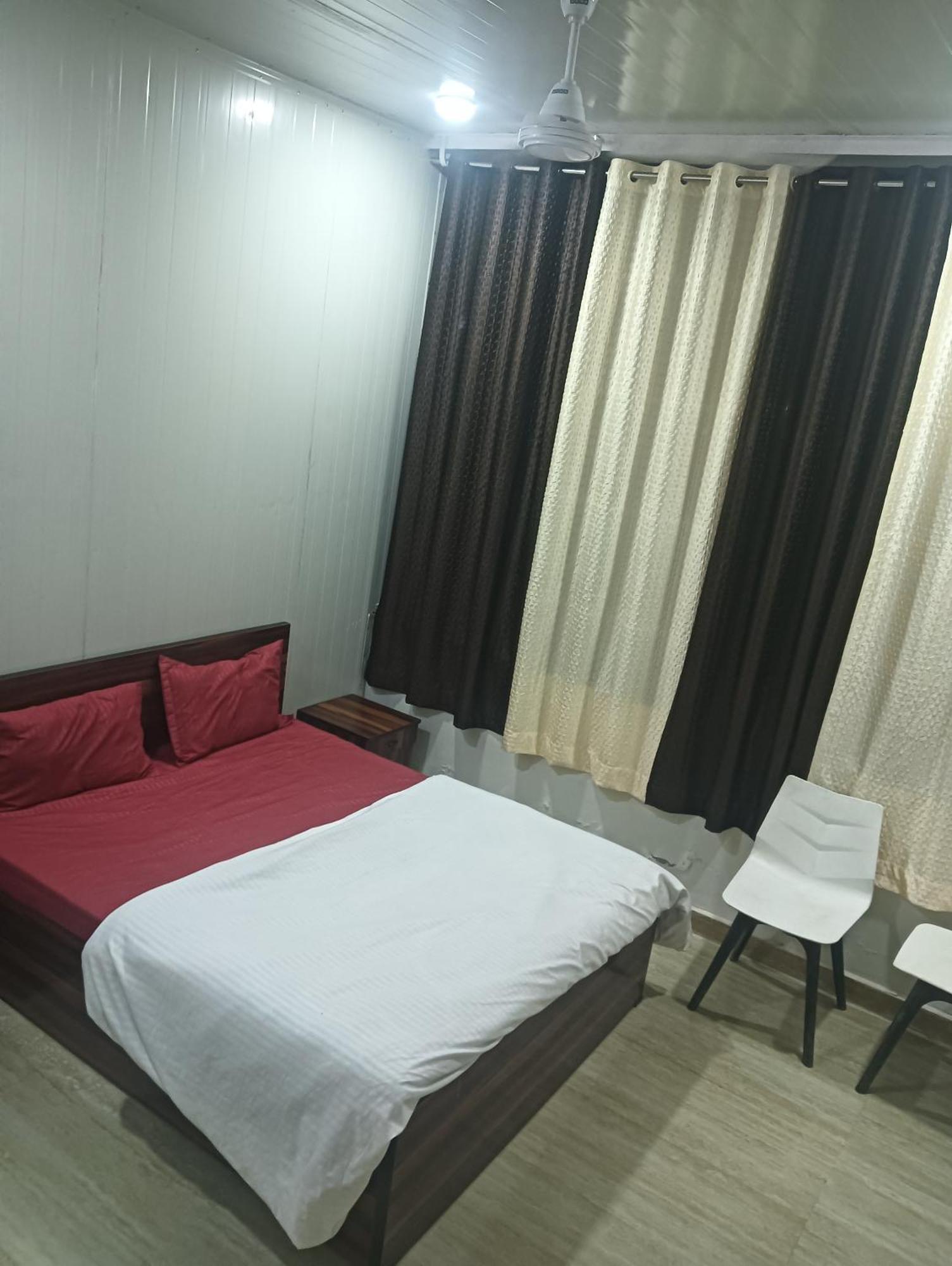Krishna Fun Land Hotel Mathura Szoba fotó